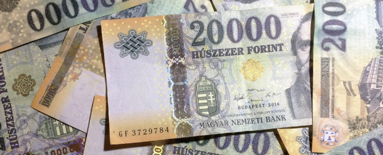 370 alatt vagy felett? Fontos lélektani határon remeg a forint