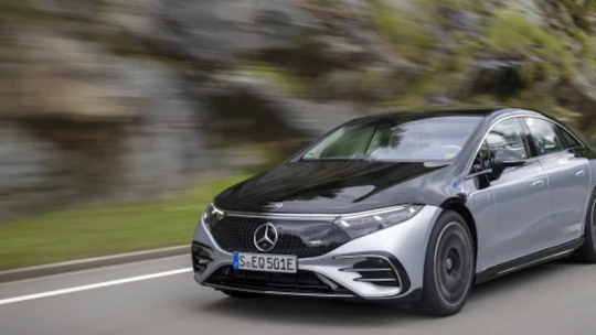 Jönnek a dugóban teljesen önvezető Mercedesek külső mikrofonnal és lézerrel