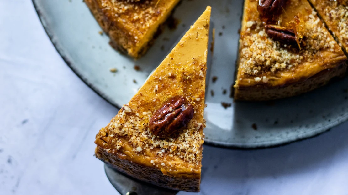 Hokkaido tökös sajttorta naranccsal és pekán diós grillázzsal