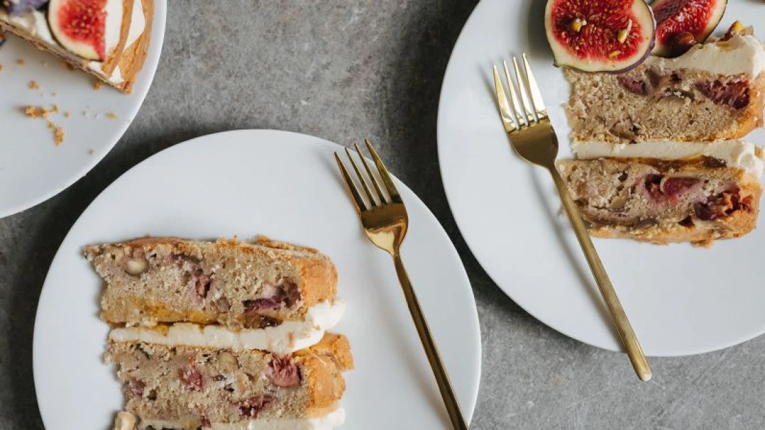 Fügés-mascarponés Earl Grey torta erdei mézzel