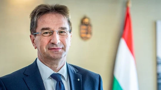 Lemond az államtitkár, miután a gyanú szerint rendszeresen 2-5 milliós vesztegetési pénzt fogadott el