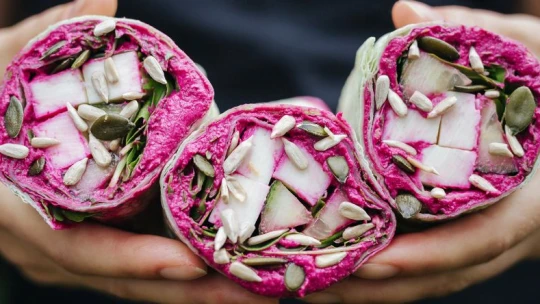Céklás wrap olajos magvakkal és kecskesajttal