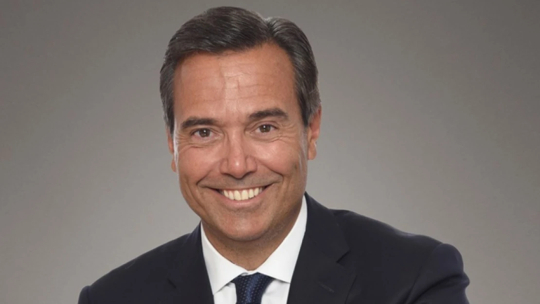 Karantén helyett Wimbledonban volt, lemondott a tavaly lovaggá ütött topbankár