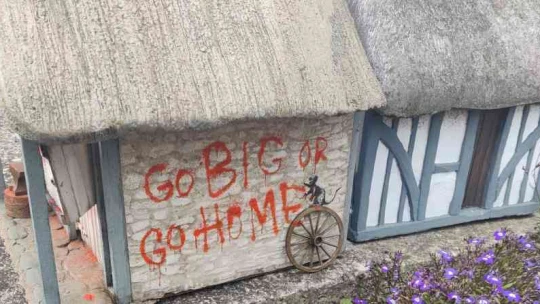 Banksy csempészte oda, 430 millió forintért kelt el
