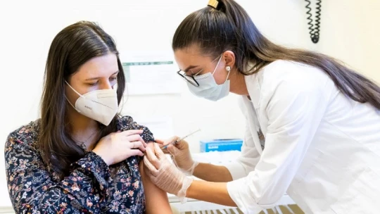 Európai Gyógyszerügynökség: terhesség alatt is biztonsággal lehet beadni az mRNS-vakcinákat