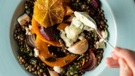 Ínycsiklandozó Puy-i francia lencse sült zöldséggel, gorgonzolával és currys öntettel