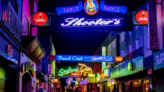 Tinder-randik, sztriptízbár-számla, mint üzleti kiadás? Egy svájci bank vezérigazgatója elszámolta