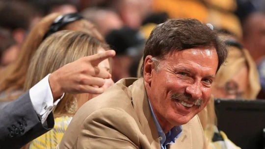 Élete alkonyán, egy stadion hátán jutott fel a csúcsra a milliárdos, a világ egyik legnagyobb sportmogulja