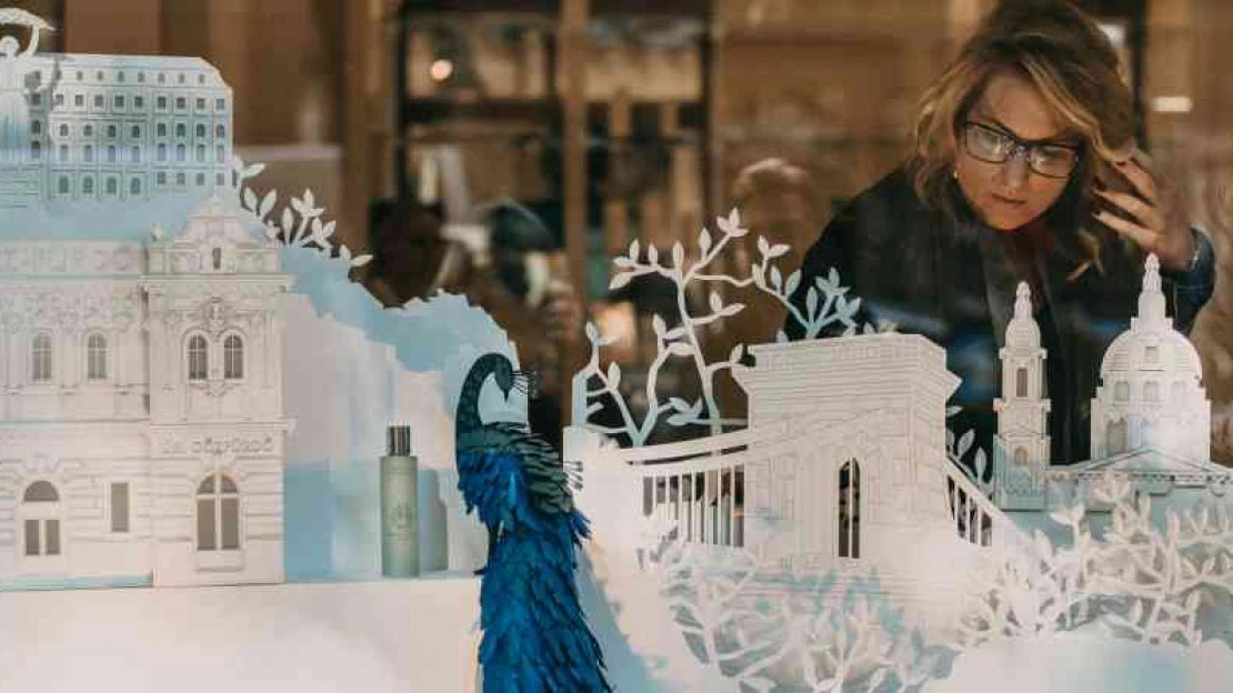 A Deák téri fáktól a londoni Harrods Dior-kirakatáig – így hódítja meg a világot az Edinas Paper
