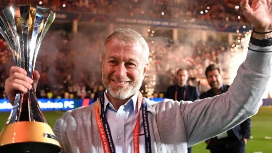 Eladja a Chelsea-t, a háború áldozatainak ajánlja a befolyó összeget Abramovics