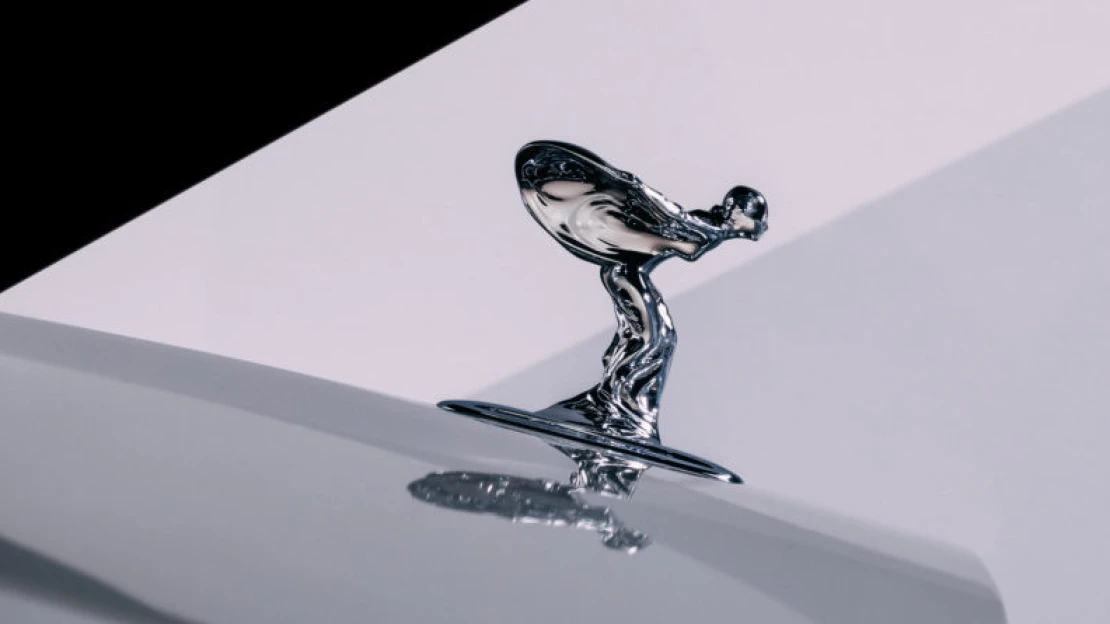 Egy titkos viszony ihlette, most légiesebb és lendületesebb lett – jön az első elektromos Rolls Royce, rajta az újratervezett szobrocska