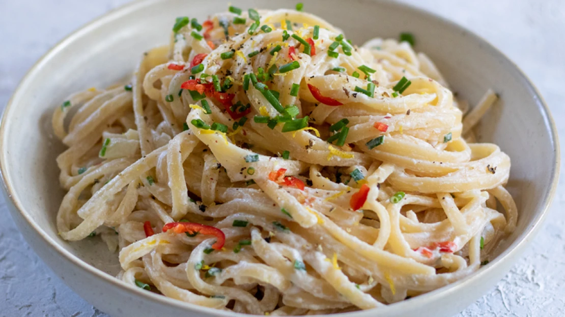20 perc alatt elkészül és teli van fehérjével. A frissítő, citromos linguine chilivel és metélőhagymával tökéletes gyors vacsora