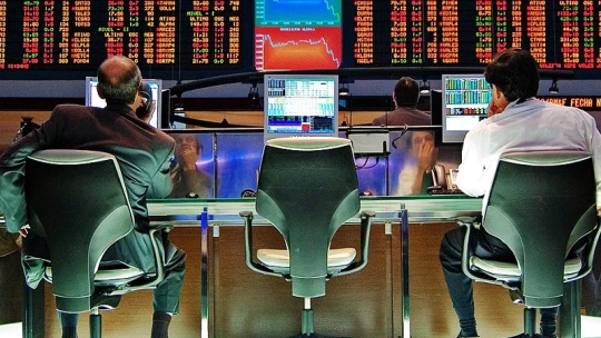 Gyengüléssel indította a rövid hetet a forint, a különadók miatt esik a tőzsde is