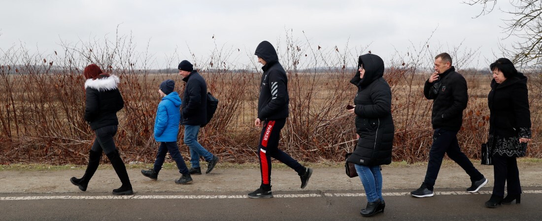 Egy-két órás sorok az ukrán határon, érkeznek a menekültek