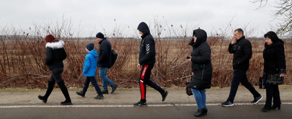 Egy-két órás sorok az ukrán határon, érkeznek a menekültek