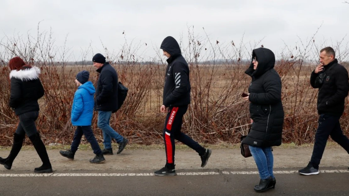 Egy-két órás sorok az ukrán határon, érkeznek a menekültek