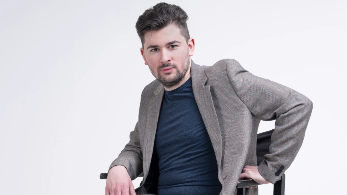 A besúgó 31 éves alkotója a Trónok harca sztárjával pózol. Nem véletlenül, közös sorozatot csinálnak