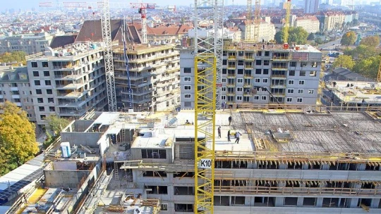 Kegyetlenül zuhan a lakáspiac, és rántja magával a teljes építőipart