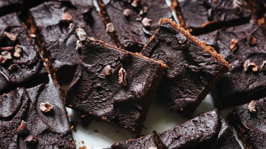 Olyan, mint a brownie, csak egészséges hozzávalókból készült. Próbáld ki ezt a glutén- és finomított cukormentes, nyers mogyorószeletet