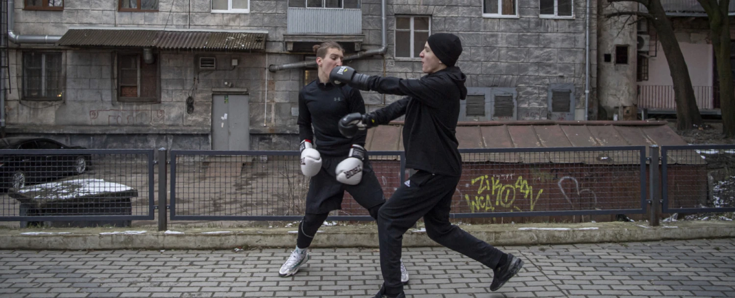 Lviv a háborúra készül: Molotov-koktél a sörfőzdéből, bokszoló fiúk légiriadó közben – képriport
