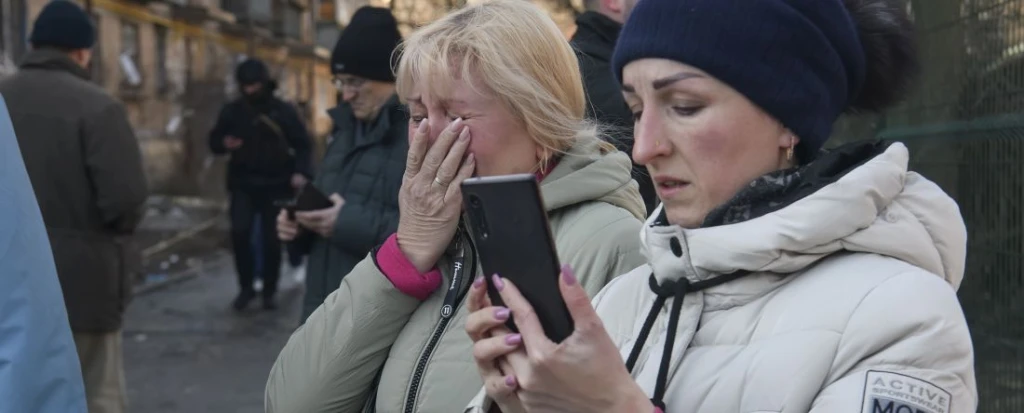 Kijevi lakosok egy bombatámadás után. Fotó: Musienko Vladislav / Unian