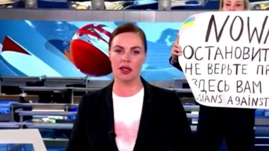 Tizennégy óra kihallgatás után pénzbüntetéssel engedték szabadon az orosz köztévében a háború ellen élőben tiltakozó újságírót