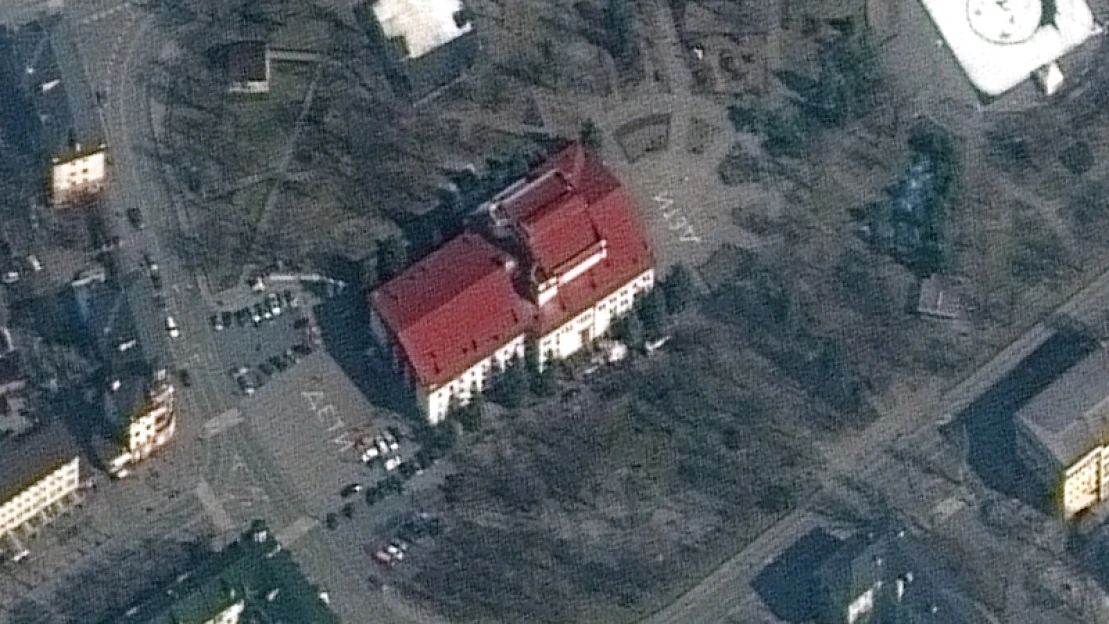 Túlélhették a bombázást a mariupoli színház óvóhelyén rekedtek