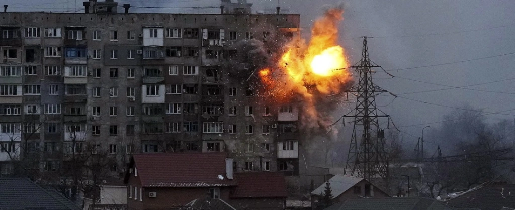 Hiába a lassuló orosz előrenyomulás, több százezer ukrán vesztegel a bombázás alatt álló Mariupolban