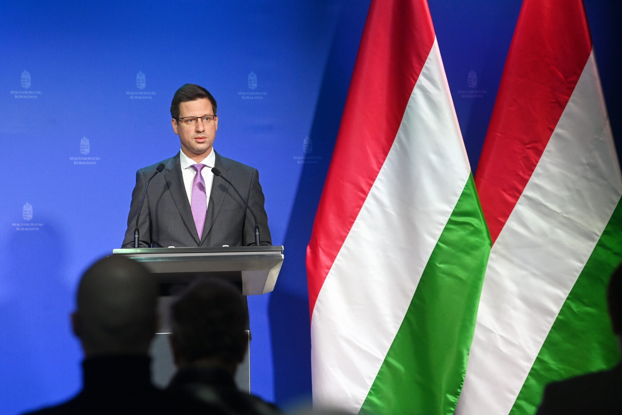 A kormány szerint a gázárak miatt gyengül a forint, növelik a magyar gázkitermelést