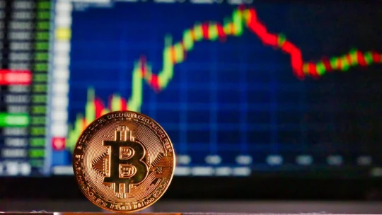 Történelmi csúcstól a több hónapos mélypontig: mi történik a bitcoinnal?