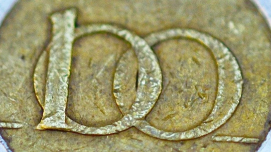 Gyengült a forint, de még mindig 3-assal kezdődik az euróárfolyam