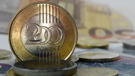 A forint a lélektani határ alatt, a piac feszülten vár