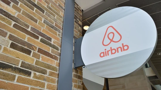 Csak Budapesten vizsgálják felül az Airbnb-szabályozást