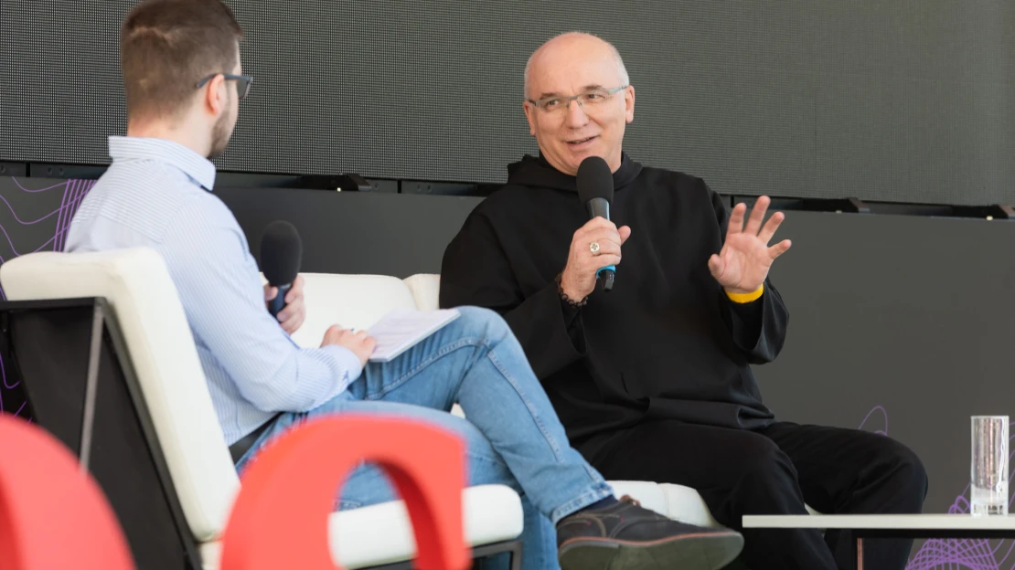 A pszichológusok mellett a papok naptára is tele van – Hortobágyi T. Cirill bencés főapát a Legyél jobb!-napon