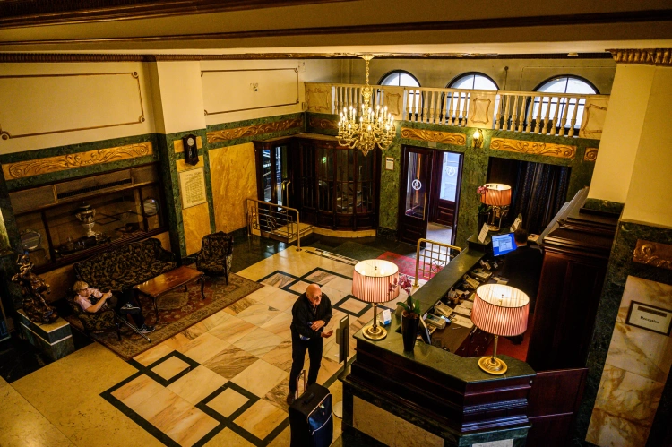 Fényűzés és boroskóla egy helyen – Budapest legismertebb hotelje belülről_2