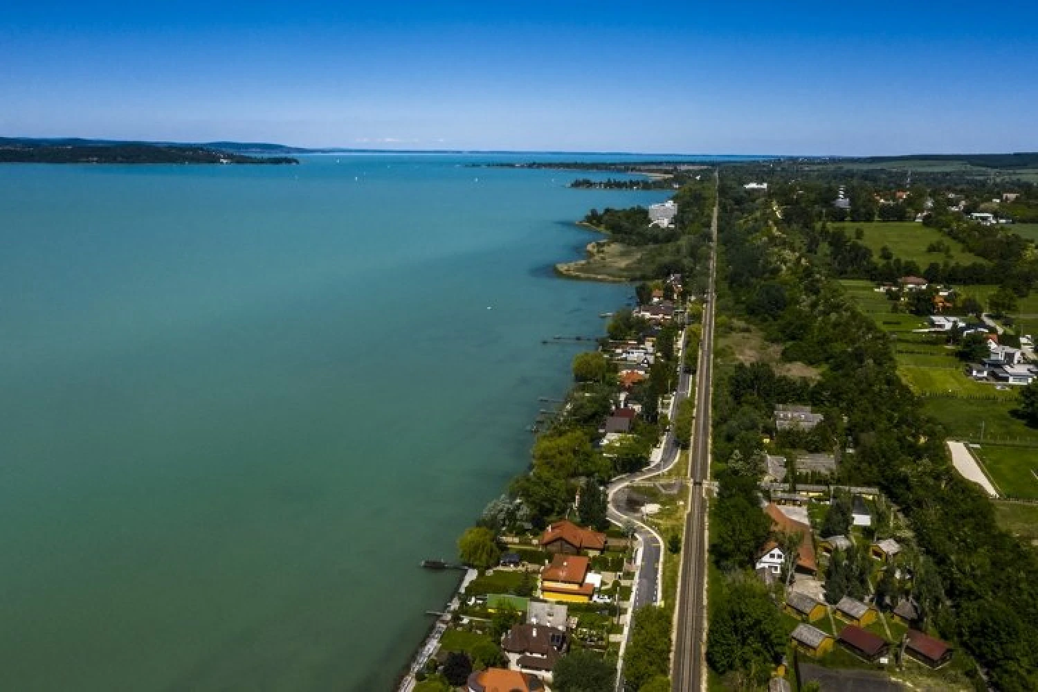 Ezeken a Balaton-parti településeken továbbra is egészen elképesztő árakon cserélnek gazdát az ingatlanok