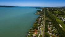 Ezeken a Balaton-parti településeken továbbra is egészen elképesztő árakon cserélnek gazdát az ingatlanok