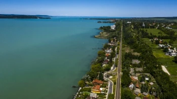 Ezeken a Balaton-parti településeken továbbra is egészen elképesztő árakon cserélnek gazdát az ingatlanok