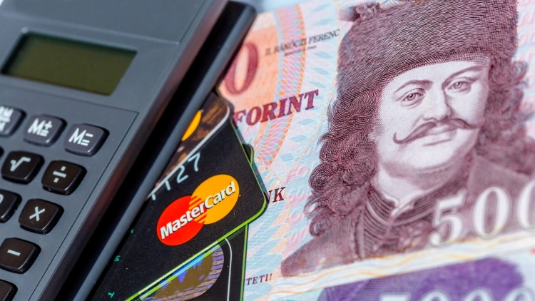 Mennyibe kerül ma egy bankkártya és készpénzfelvétel? – Döbbenetes összegek