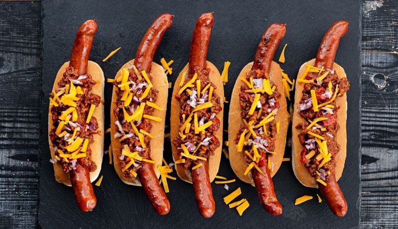 A klasszikus hot dognak leáldozott, jön a chili dog! Kóstold meg a pikáns változatot