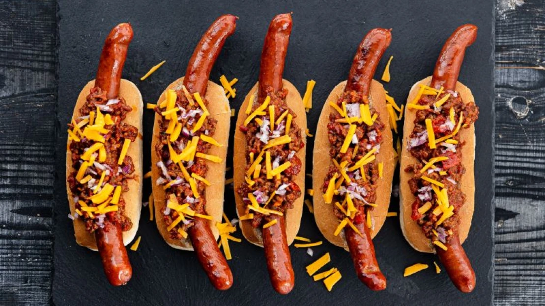 A klasszikus hot dognak leáldozott, jön a chili dog! Kóstold meg a pikáns változatot