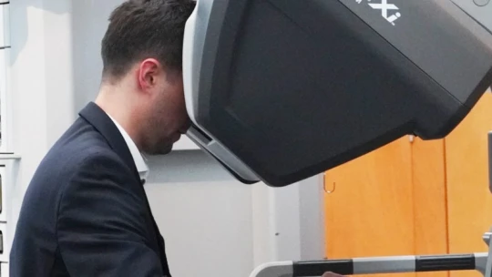Robotok is megfordulnak a magyar kórházak műtőiben – itt segítettek
