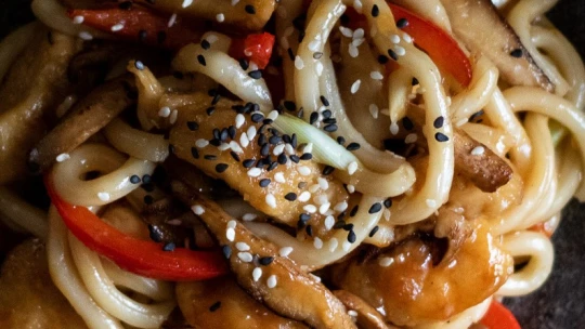Az USA leghíresebb szósza húszperces udon tésztával, édes savanyú csirkével & shiitake gombával