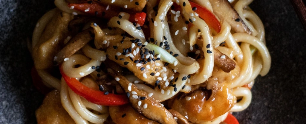 Az USA leghíresebb szósza húszperces udon tésztával, édes savanyú csirkével & shiitake gombával