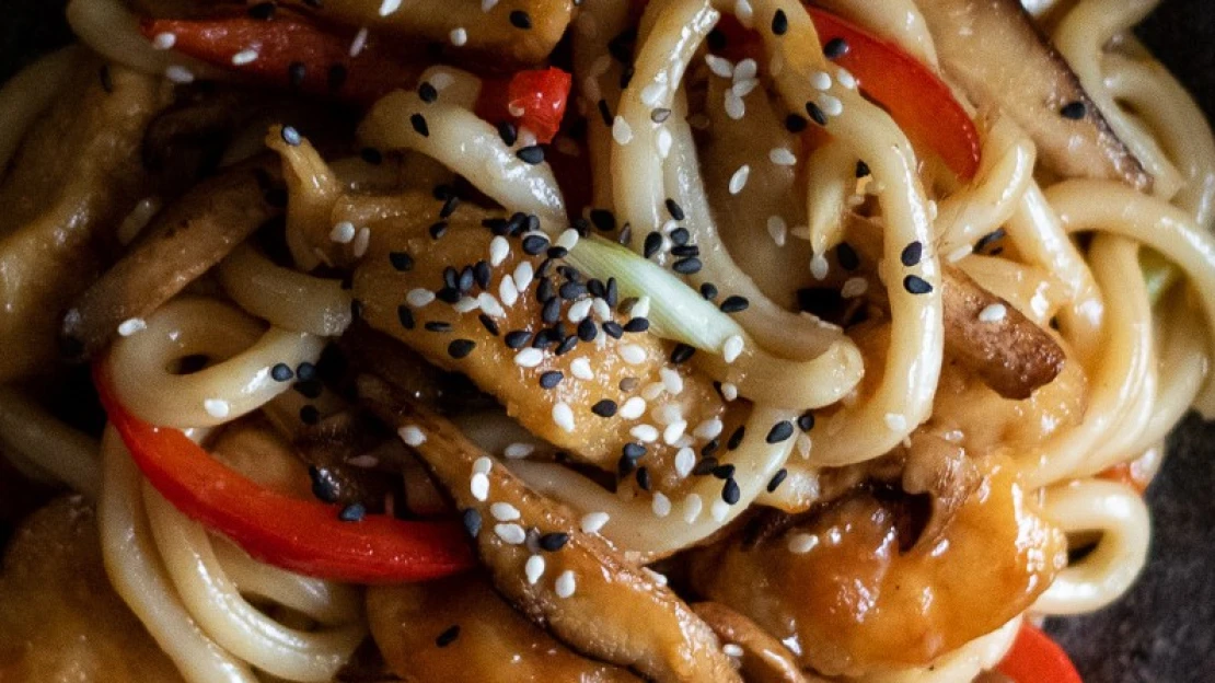 Az USA leghíresebb szósza húszperces udon tésztával, édes savanyú csirkével & shiitake gombával