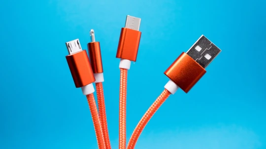 Egy bennfentes szerint az Iphone beáll a sorba és átáll az USB töltőkre