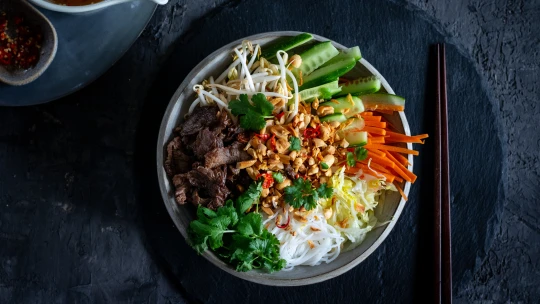 Bonyolultnak tűnhet, pedig az ínycsiklandó Bún bò Nam Bô fél óra alatt elkészül