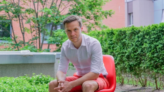 Tizenöt éve figyelik egymást. Most összebútoroztak