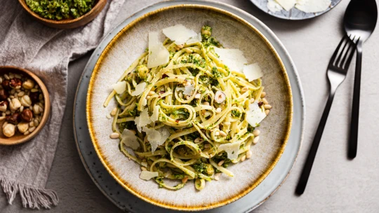 Gyors finomság nem csak vegetáriánusoknak: mennyei linguine fodros kellel, kelbimbóval és magvakkal
