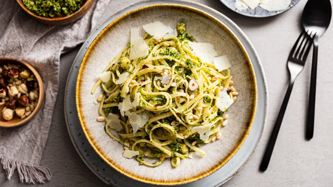 Gyors finomság nem csak vegetáriánusoknak: mennyei linguine fodros kellel, kelbimbóval és magvakkal